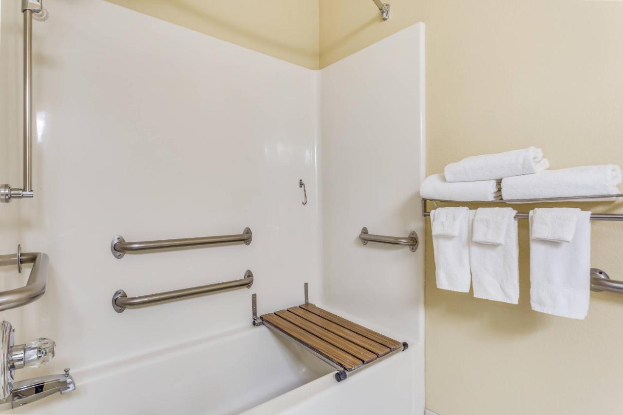 Towneplace Suites By Marriott Dallas Бедфорд Екстериор снимка