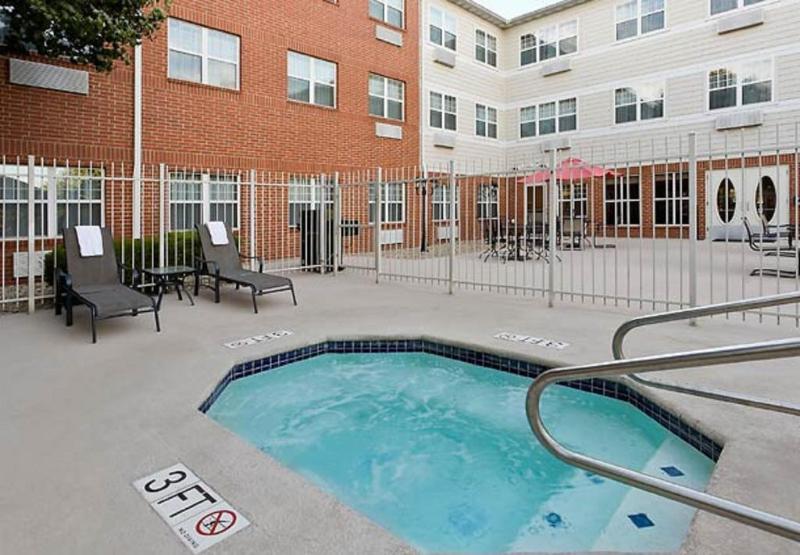 Towneplace Suites By Marriott Dallas Бедфорд Екстериор снимка